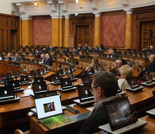 Poslanici Skupštine Srbije postavljali pitanja Vladi pa počeli raspravu o amandmanima na osam zakona