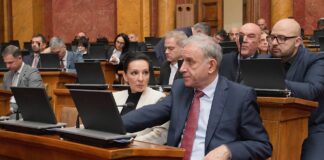 Sednica Skupštine – Poslanici pitali o štrajku glađu Dijane Hrke i šatorskom naselju ispred Skupštine