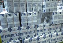 Proizvođači mleka Šumadije i Pomoravlja poklonili mleko koje su hteli da prospu u centru Kraljeva