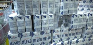 Proizvođači mleka Šumadije i Pomoravlja poklonili mleko koje su hteli da prospu u centru Kraljeva