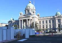 Uklonjeni šatori ispred Doma Narodne skupštine, radnici postavljaju montažne objekte za Novu godinu