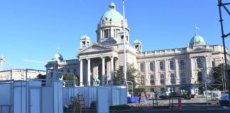 Uklonjeni šatori ispred Doma Narodne skupštine, radnici postavljaju montažne objekte za Novu godinu