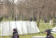 Protest protiv akvarijuma na Ušću, građani blokirali Bulevar Nikole Tesle i rušili ograde