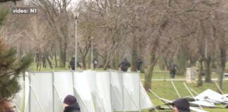 Protest protiv akvarijuma na Ušću, građani blokirali Bulevar Nikole Tesle i rušili ograde