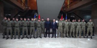 Dačić s pripadnicima Žandarmerije i SAJ koji su u Dubaiju učestvovali u takmičenju policijskih ekipa