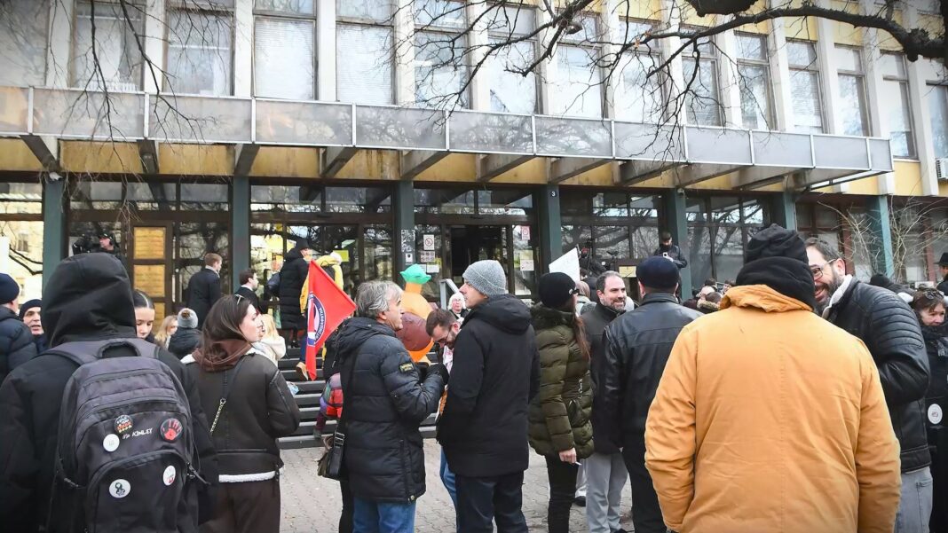 gradjani ispred suda