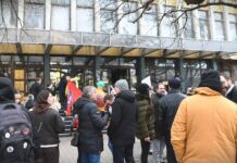 Građani ispred suda u Novom Sadu pružili podršku studentima i aktivistima, suđenje odloženo