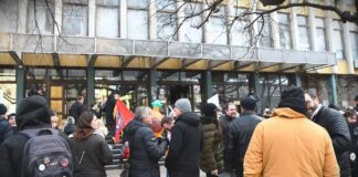 Građani ispred suda u Novom Sadu pružili podršku studentima i aktivistima, suđenje odloženo