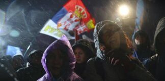 Protest u Kragujevcu i Orašcu – Ruke i značke su im krvave