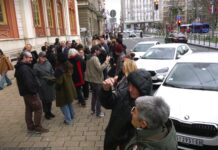 Skup ispred Rektorata, policija pretresa zgradu