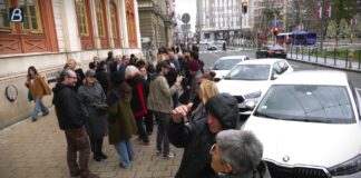 Skup ispred Rektorata, policija pretresa zgradu