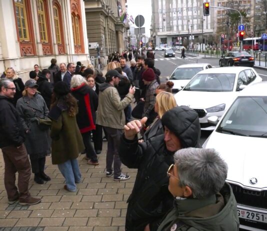 Skup ispred Rektorata, policija pretresa zgradu
