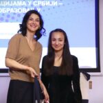 Deci migrantima koja su đaci u Srbiji uručena materijalna pomoć EU