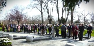 Delegacija DS i građani odali poštu na grobu premijera Zorana Đinđića