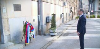 Na ulazu u Vladu gde je ubijen Đinđić venac položio premijer Macut i ministri