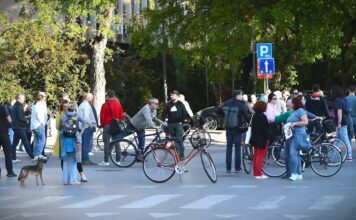 Novi Sad: Građani blokiraju raskrsnicu, zahtevaju slobodu za pritvorene aktiviste