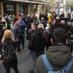 Novinari ispred zgrade Predsedništva: Vučiću izađi i pogledaj nas u oči, umesto što šalješ batinaše