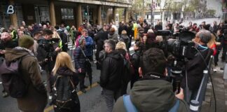 Novinari ispred zgrade Predsedništva: Vučiću izađi i pogledaj nas u oči, umesto što šalješ batinaše