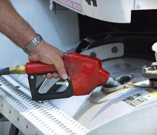 Vlasnici benzinskih pumpi: Gorivo bi sutra moglo da poskupi od tri do pet dinara