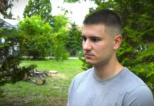 Studentu Luki Radakoviću uništen automobil zbog nalepnice “Studenti pobeđuju”