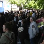 Ribnikar: Cveće, sveće, knjiga utisaka, bačena petarda među građane tokom odavanja pošte
