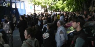 Ribnikar: Cveće, sveće, knjiga utisaka, bačena petarda među građane tokom odavanja pošte