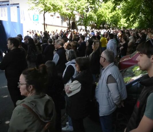 Ribnikar: Cveće, sveće, knjiga utisaka, bačena petarda među građane tokom odavanja pošte