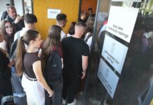 Ispred Palate pravde u Beogradu skup podrške studentima uhapšenim posle Vidovdanskog protesta