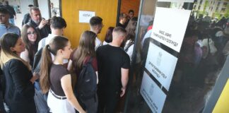 Ispred Palate pravde u Beogradu skup podrške studentima uhapšenim posle Vidovdanskog protesta
