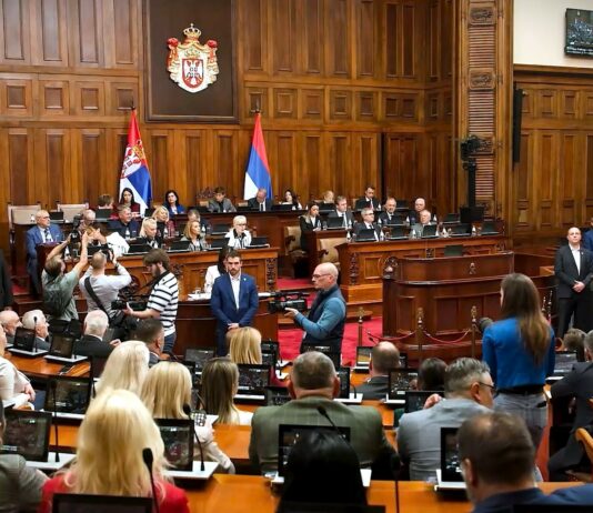 Opozicioni poslanici postavili niz pitanja na sednici Skupštine, iz vlasti samo Mrdić uzvratio
