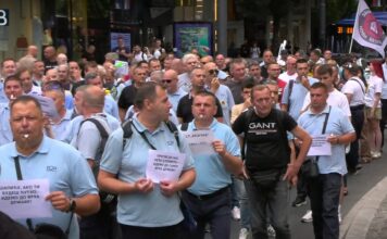 Protest radnika GSP zbog privatizacije, Šapiću rođendanska torta u obliku trolejbusa