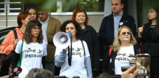 Protest roditelja Jovinih đaka ispred Ministarstva prosvete