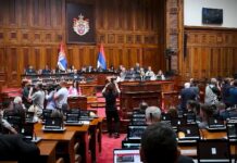 Nastavljena sednica Skupštine, poslanici na početku postavljali pitanja nadležnima