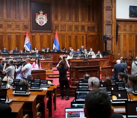Nastavljena sednica Skupštine, poslanici na početku postavljali pitanja nadležnima