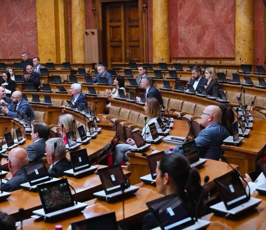 Opozicija u Skupštini traži odgovornost zbog Mrdićevih zakona, vlast kaže da ih sada unapređuje