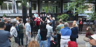 Skup roditelja đaka Jovine gimnazije ispred Ministarstva prosvete