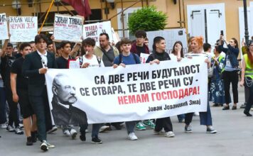 Direktor Jovine nastavlja sa zastrašivanjem – i tokom raspusta poziva učenike i njihove roditelje na „informativne razgovore“
