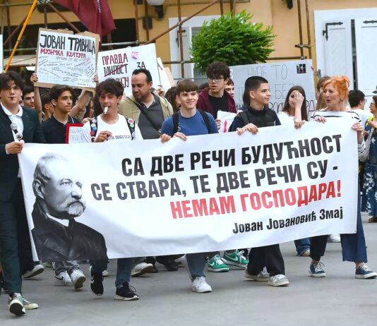 Direktor Jovine nastavlja sa zastrašivanjem – i tokom raspusta poziva učenike i njihove roditelje na „informativne razgovore“