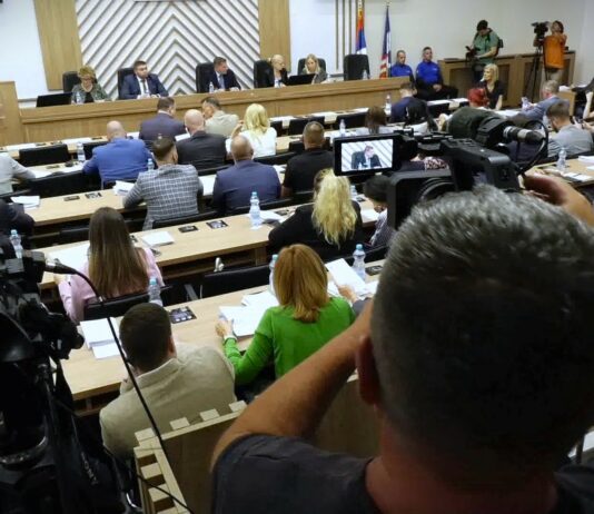 Opozicija u Skupštini Beograda traži obustavu projekta bezbednosnog sistema i očuvanje apoteka