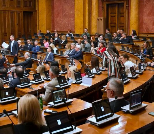 Sednica o nepoverenju Vladi, poslanici iznosili kritike i pohvale ministrima
