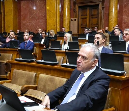 Poslanici započeli sednicu o nepoverenju Vladi