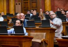 Narodni poslanici raspravljaju o predlozima i izmenama zakona