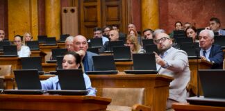 Narodni poslanici raspravljaju o predlozima i izmenama zakona