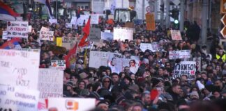 Za vređanje fotoreportera na studentskom skupu u Zrenjaninu prekršajna kazna od 30.000 dinara